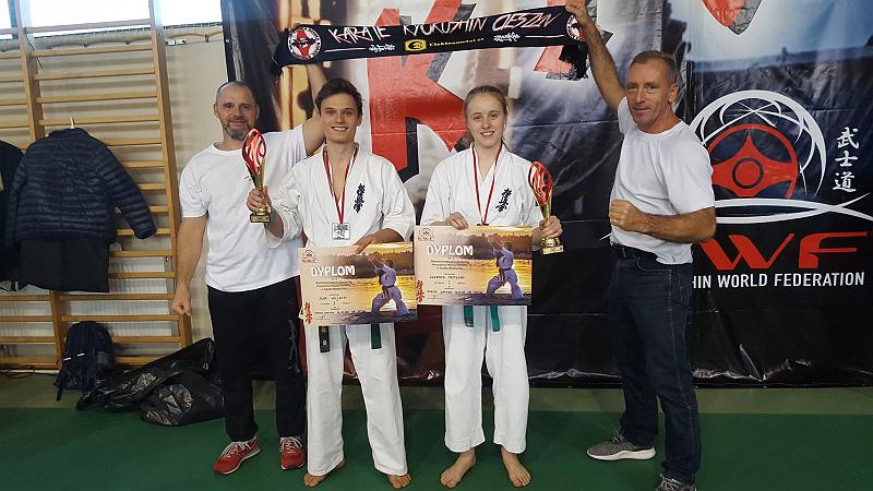 ZŁOTO I SREBRO NA MIĘDZYNARODOWYM TURNIEJU KYOKUSHIN W SIERADZU