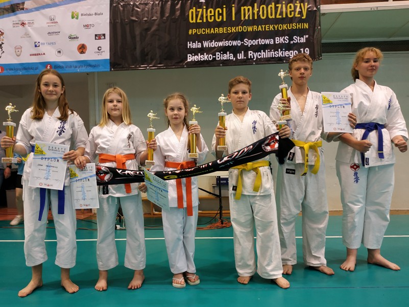 PIĘĆ ZŁOTYCH MEDALI DLA CIESZYŃSKIEGO KYOKUSHIN W PUCHARZE BESKIDÓW